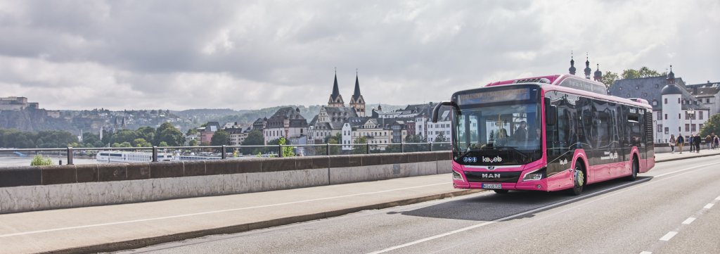 Ein Bus der koveb fährt auf einer Brücke
