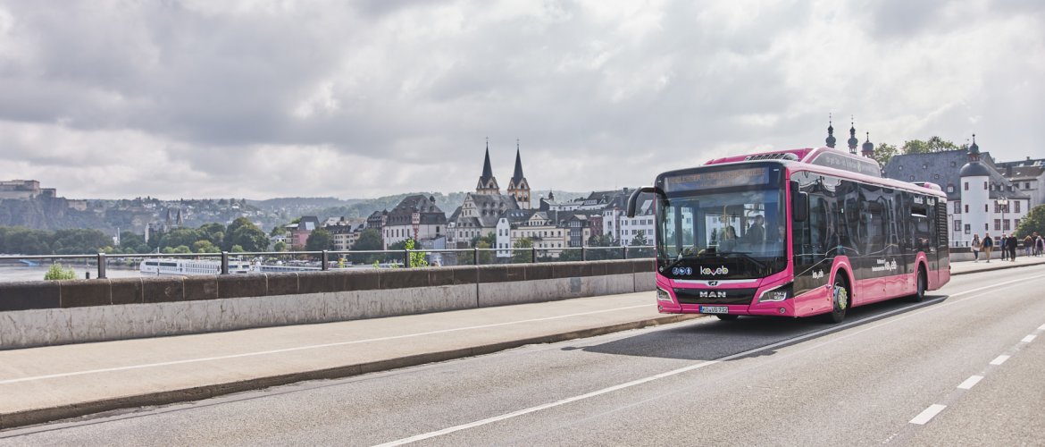 koveb-Bus fährt auf Brücke Ein Bus der koveb fährt auf einer Brücke