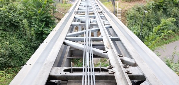 Neue Stahlseile Festungsaufzug Fahrtrasse des Festungsaufzugs mit den neuen fünf Stahlseilen