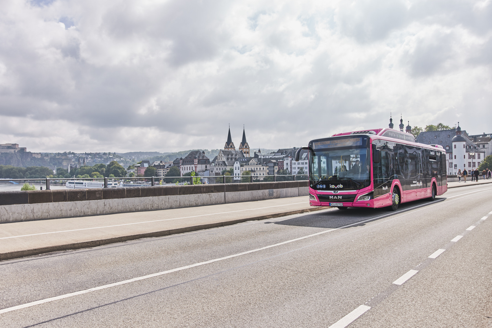 ein Bus mit Gasantrieb der koveb unterwegs auf einer Brücke in Koblenz