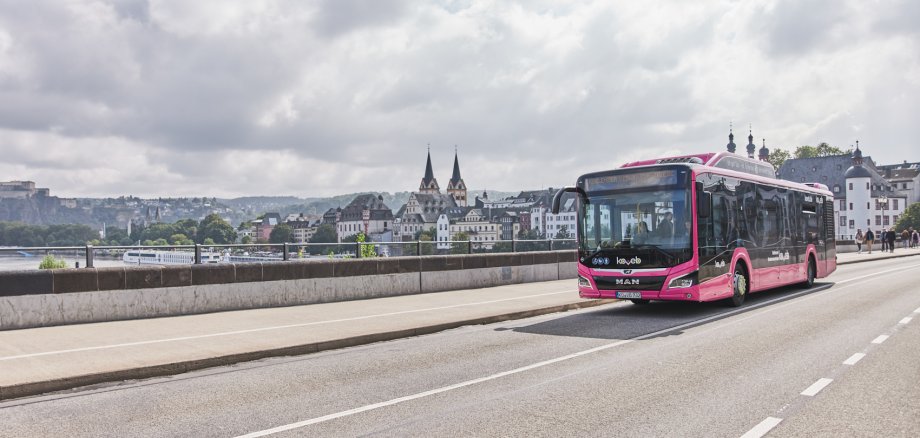 ein Bus mit Gasantrieb der koveb unterwegs auf einer Brücke in Koblenz