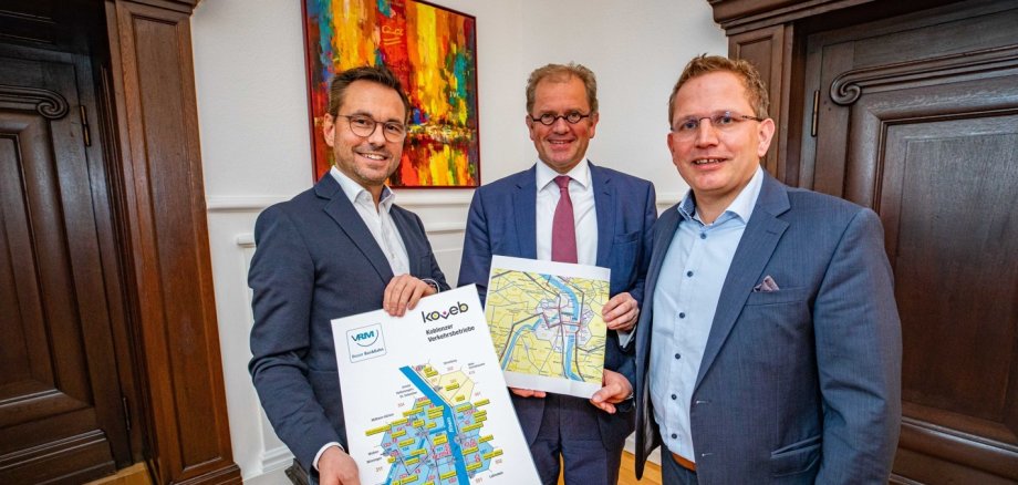 Oberbürgermeister David Langner, VRM-Geschäftsführer Stephan Pauly und koveb-Geschäftsführer Lars Hörnig (v.l.n.r.) präsentieren das Stadtnetz Koblenz, für welches die Fahrpreise reduziert wurden.