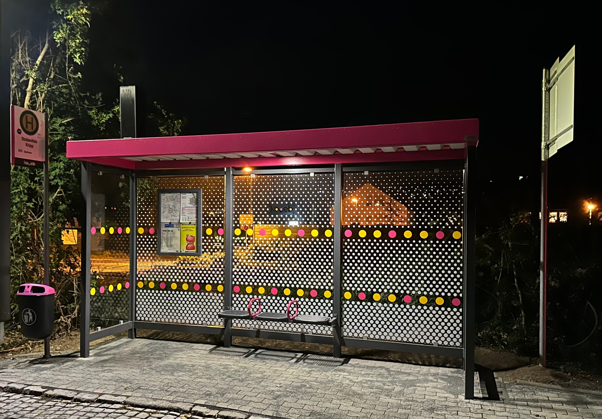 eine Haltestelle der koveb in Stolzenfels bei Nacht