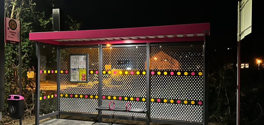 eine Haltestelle der koveb in Stolzenfels bei Nacht