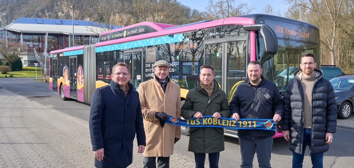 Lars Hörnig (Geschäftsführer koveb), Stephan Pauly (Geschäftsführer VRM), David Langner (Oberbürgermeister), Christian Krey (Präsident TuS Koblenz), Carlo Etzkorn (Leiter Vertrieb TuS Koblenz) stehen vor einem Bus der koveb