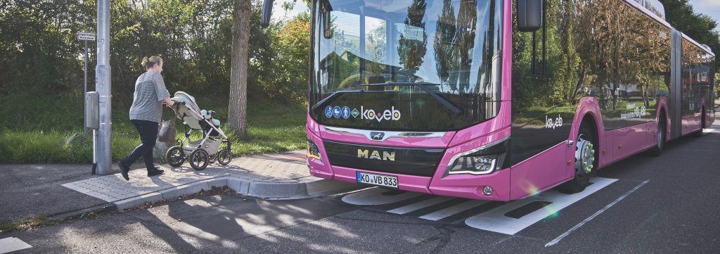 Einstieg in die Busse der koveb mit einem Kinderwagen 