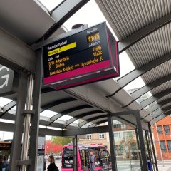 neue DFI-Anzeige am Hauptbahnhof