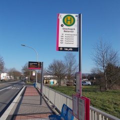 eine neu errichtete barrierefreie Haltestelle der koveb mit neuer DFI Anzeige