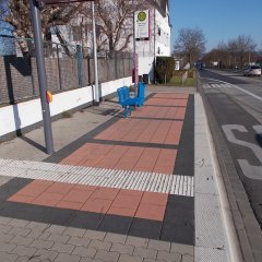 eine neu errichtete barrierefreie Haltestelle der koveb mit neuer DFI Anzeige