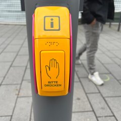 Infotaste für Blinde an einer Haltestelle der koveb