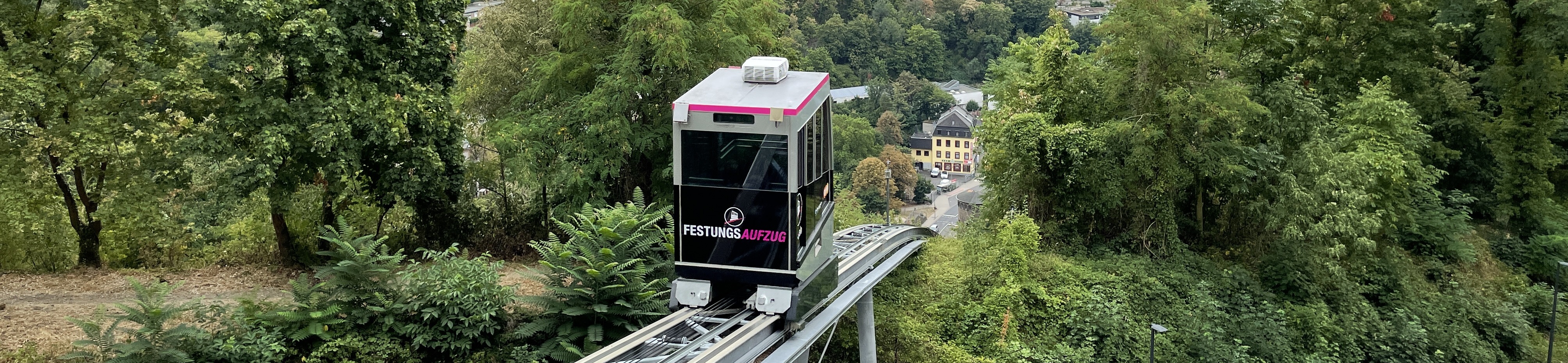 koveb-Festungsaufzug mit dem Blick von der Festung ins Tal