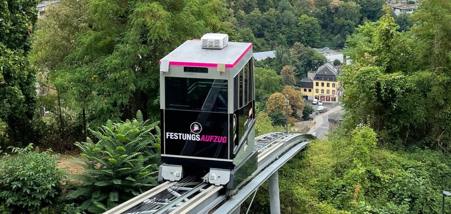 koveb-Festungsaufzug mit dem Blick von der Festung ins Tal