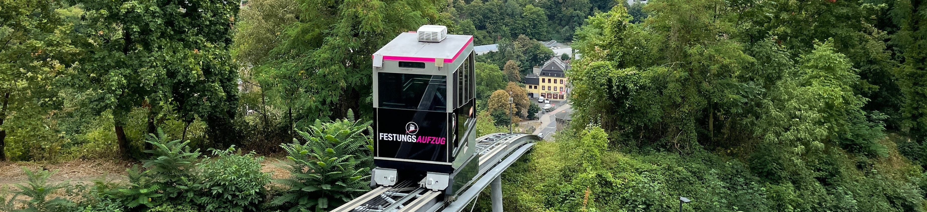 koveb-Festungsaufzug mit dem Blick von der Festung ins Tal