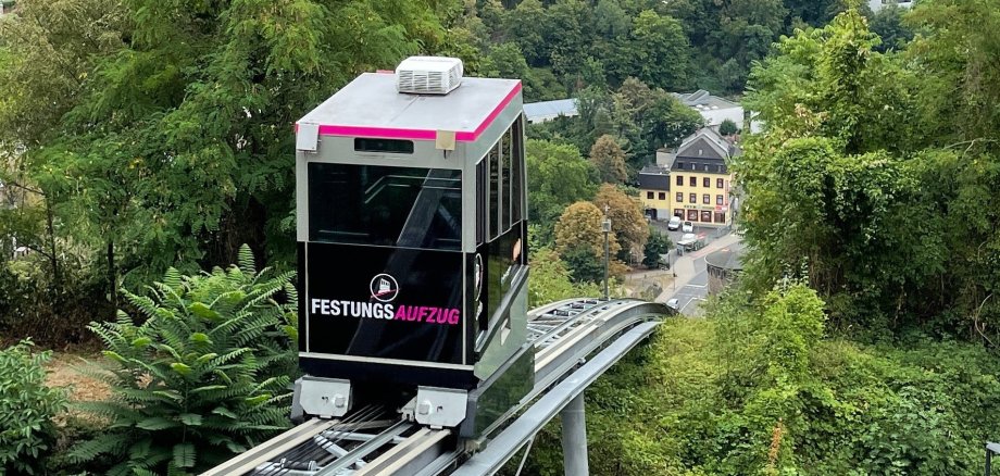 koveb-Festungsaufzug mit dem Blick von der Festung ins Tal