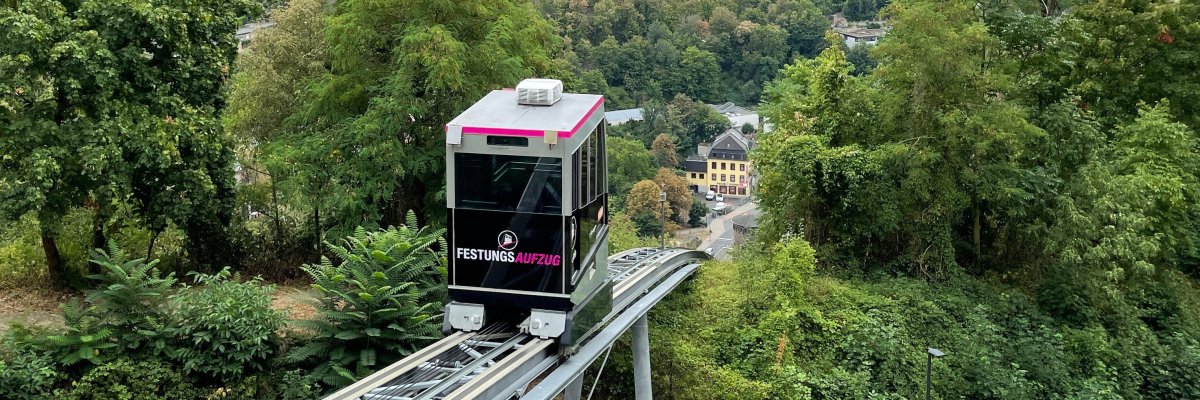 koveb-Festungsaufzug mit dem Blick von der Festung ins Tal