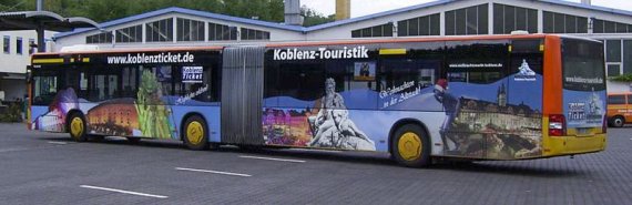 Beispiel einer Busaußenwerbung auf einem Gelenkbus der Koblenzer Verkehrsbetriebe
