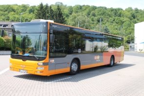 Gelenkbus der Koblenzer Verkehrsbetriebe auf dem Betriebshof von vorne links