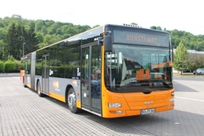Gelenkbus der Koblenzer Verkehrsbetriebe auf dem Betriebshof  von vorne rechts