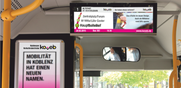 Businnenraum mit Fahrgastinformation per Plakat und Infotainment Bildschirm