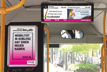 Businnenraum mit Fahrgastinformation per Plakat und Infotainment Bildschirm