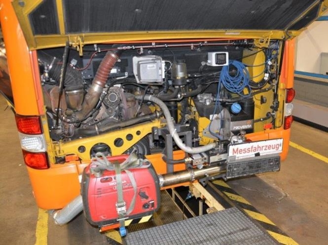 Motorraum eines koveb Busses mit Blick auf den SCR Filter zur Abgasreduzierung