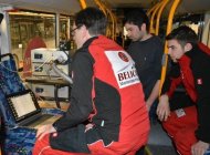 2 Mitarbeiter der koveb führen per Computer eine Abgasmessung beim einem Bus mit SCR Filter durch