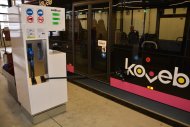 Ein koveb Bus tankt Adblue an der Adblue Tankstelle