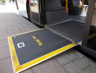 ausgeklappter Perron am Bus zum Einstieg mit Kinderwagen, Rollator und Rollstuhl