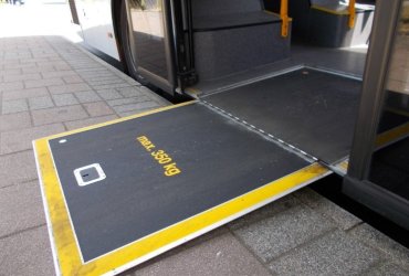 ausgeklappter Perron am Bus zum Einstieg mit Kinderwagen, Rollator und Rollstuhl ausgeklappter Perron am Bus zum Einstieg mit Kinderwagen, Rollator und Rollstuhl