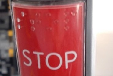 Haltewunschtaster mit Brailleschrift mit roter Aufschrift STOP