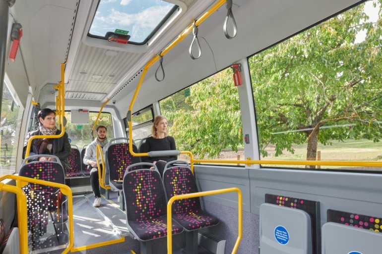 Blick in den Fahrgastinnenraum des Minibusses mit einigen Fahrgästen