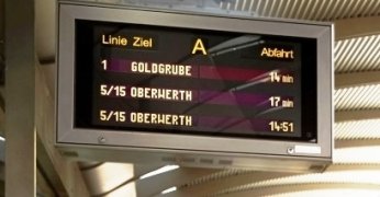 Anzeiger der nächst folgenden Buslinien und Abfahrtszeiten in Echtzeit am Busbahnhof Hauptbahnhof, genannt dynamische Fahrgastinformation (DFI)
