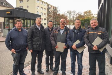 3 Mitarbeiter der koveb erhalten durch Geschäftsführer Herr Kunz, im Beisein des Leiters Betrieb Herrn Reeb und eines Mitglieds des Betriebsrats, eine Urkunde zur 10 beziehungsweise 15 jährigen Betriebszugehörigkeit
