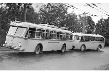 O-Bus mit Anhänger auf der Karthause in den Fünfzigern