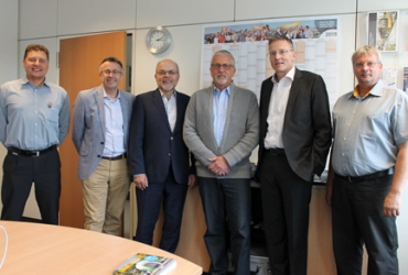 Gruppenfoto mit Geschäftsführer Herrn Kunz, dem ehemaligen Geschäftsführer Herrn Czielinski, dem Leiter Betrieb Herrn Reeb sowie Kollegen zur Verabschiedung eines Mitarbeiters in den Ruhestand