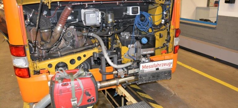 Blick in den Motorraum eines Dieselbusse der Koblenzer Verkehrsbetriebe mit SCR-Katalysatoren