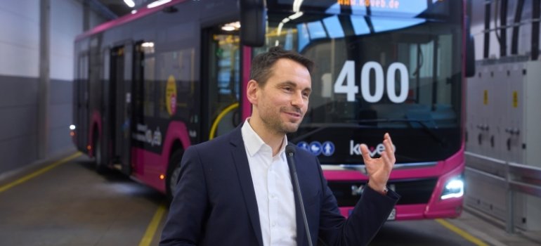 Oberbürgermeister David Langner stellt neue Busse der koveb vor Oberbürgermeister David Langner stellt neue Busse der koveb vor