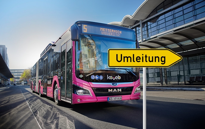 Bus der koveb mit Umleitugsschild im Vordergrund