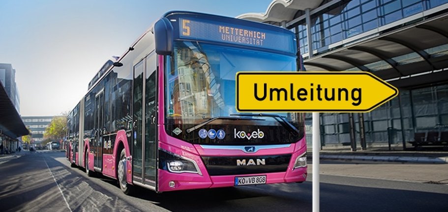 Bus der koveb mit Umleitugsschild im Vordergrund