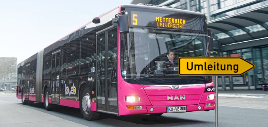 Vor einem Bus der koveb steht das Verkehrsschild "Umleitung"