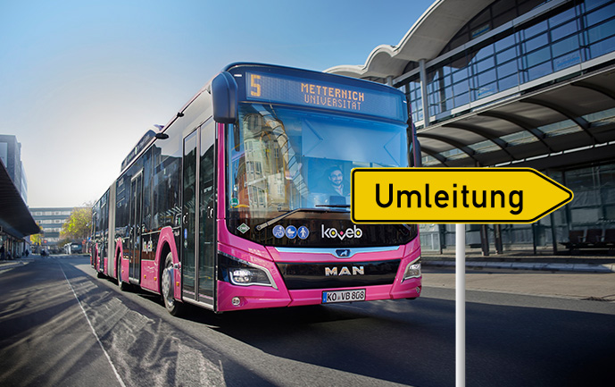 Vor einem Bus der koveb steht das Verkehrsschild "Umleitung"