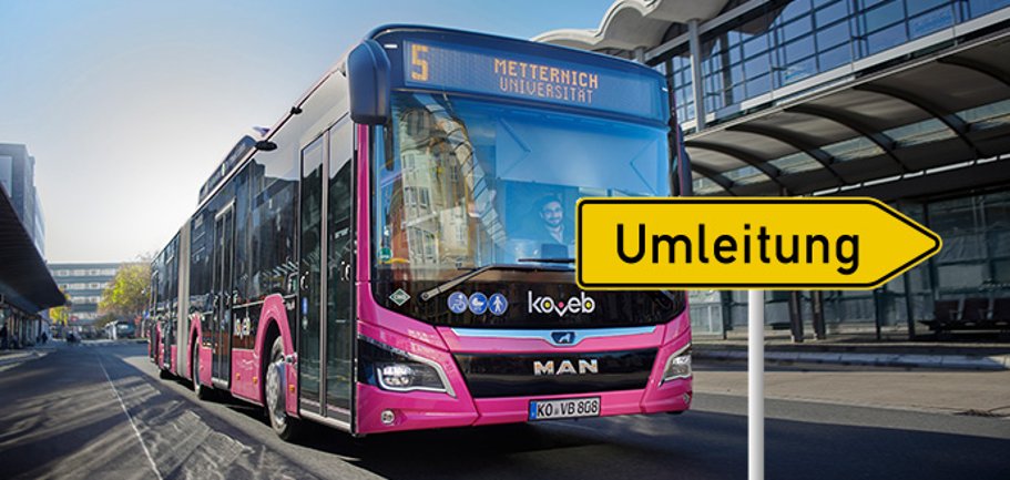 Umleitung Vor einem Bus der koveb steht das Verkehrsschild "Umleitung"