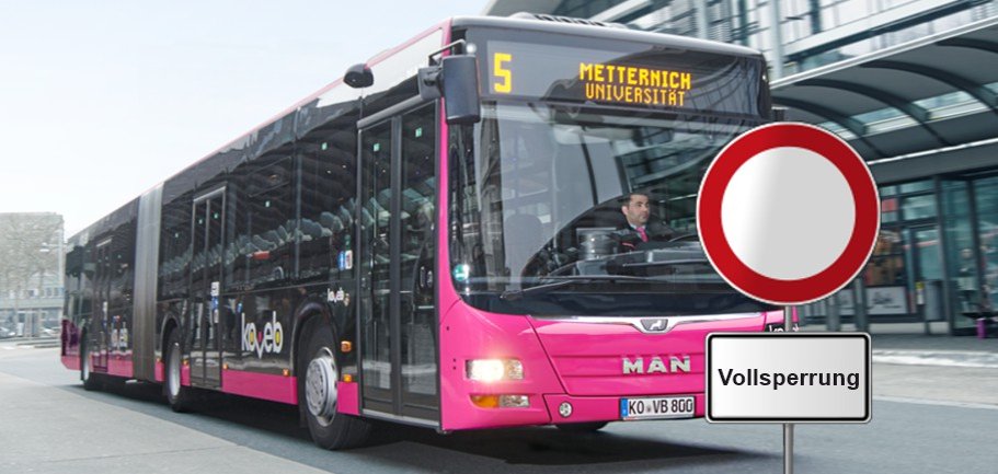 Vor einem Bus der koveb steht das Verkehrsschild "Vollsperrung"