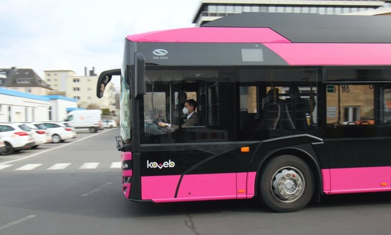 Oberbürgermeister Davide Langner bei der Testfahrt des Elektrobusses der koveb Oberbürgermeister Davide Langner bei der Testfahrt des Elektrobusses der koveb