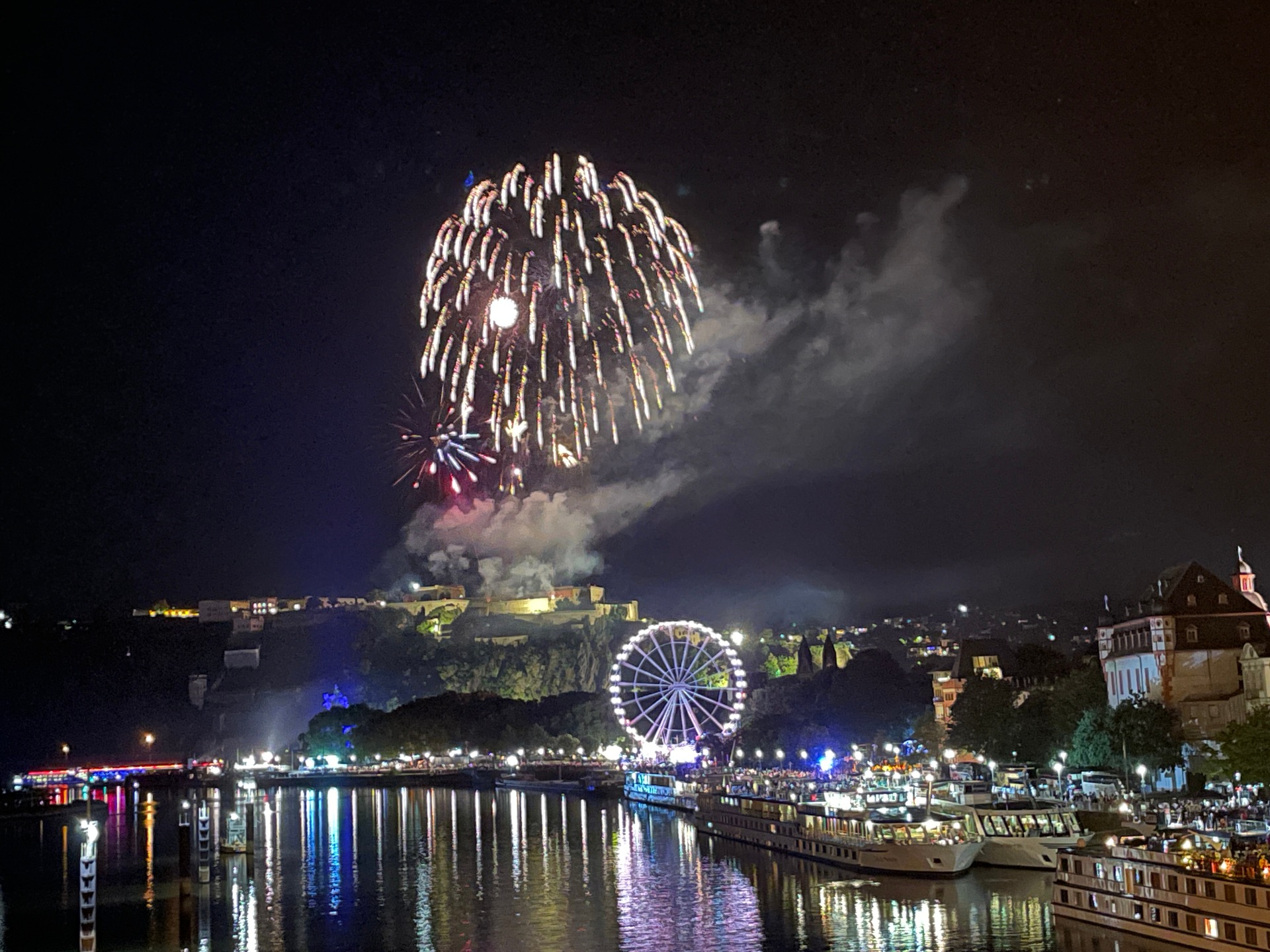 Feuerwerk an Rhein in Flammen