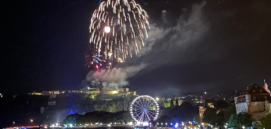 Feuerwerk an Rhein in Flammen