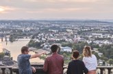 4 Menschen schauen sich von der Festung aus Koblenz an