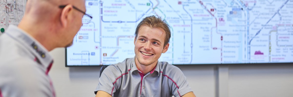 Ein Auszubildender der koveb und ein erfahrener Mitarbeiter unterhalten sich.