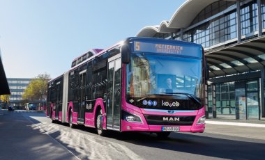 Bus mit Gasantrieb der Koblenzer Verkehrsbetriebe am Busbahnhof Hauptbahnhof Koblenz
