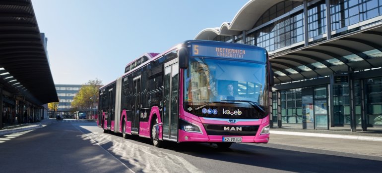 Bus mit Gasantrieb der Koblenzer Verkehrsbetriebe am Busbahnhof Hauptbahnhof Koblenz
